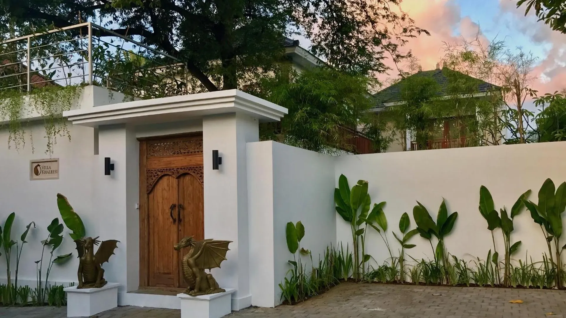 Villa Khaleesi Seminyak Indonesien